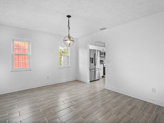 4th image of 633 NE Larkspur Lane