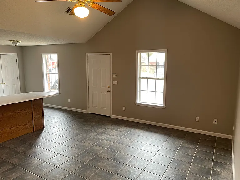 100 Cypress Cir #100 — Photo 4