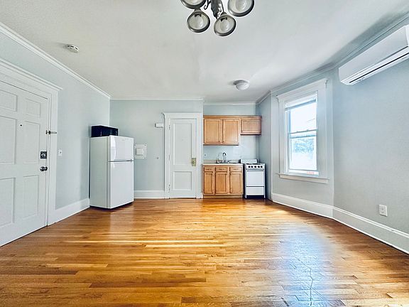 4th image of 109 Dwight St APT 4
