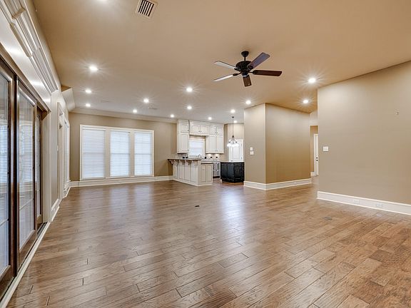 2nd image of 945 Chapel Hill Dr