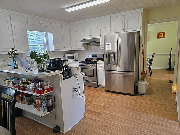5th image of 328 Adams Farm Ln