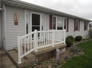 422 3rd St S, Coggon, IA 52218