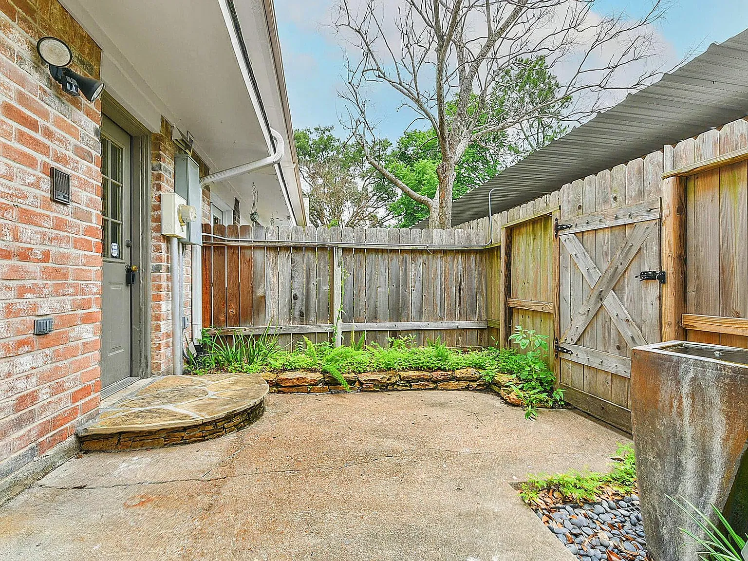 4 bed, 2.5 bath, 2376 sqft, $2,500 — Photo 4