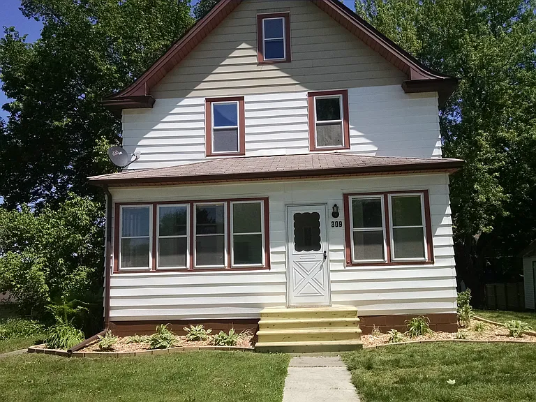 309 Birch Ave S — Photo 1