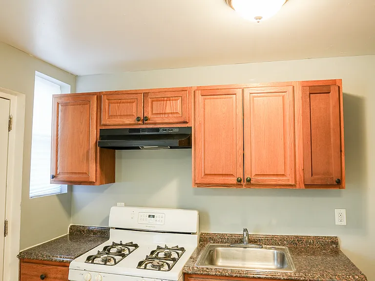 Ravenwood Ave — Photo 10