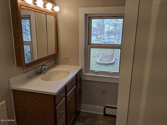 4th image of 320 Curtin St S