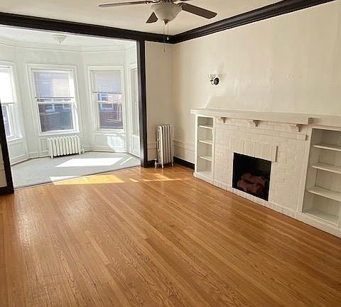 2nd image of 827 W Cornelia Ave #2N