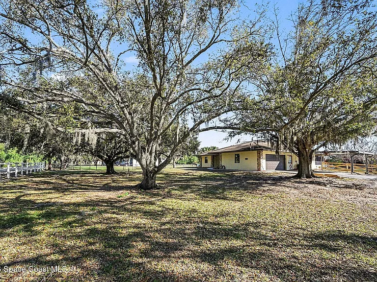 525 N Burnett Rd — Photo 17