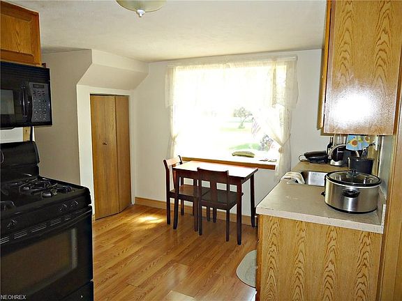 4th image of 32952 Edwards Ave