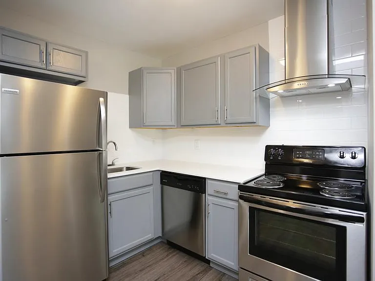 100 W 38th St #19 — Photo 2