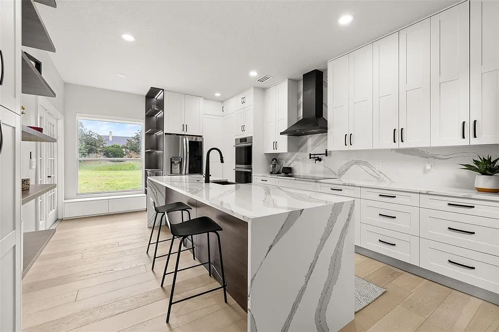 5 bed, 3.5 bath, 3242 sqft, $4,750 — Photo 2
