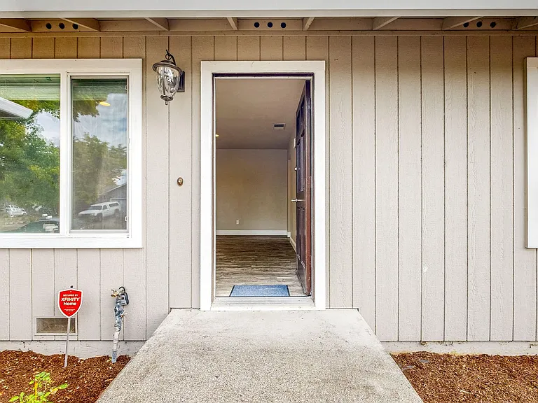 2540 Campbell Dr — Photo 3