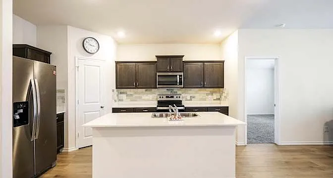 1305 Stuarts Forest Dr — Photo 2