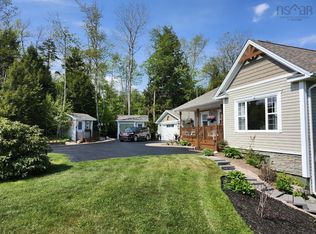 377 Laurel Ridge Dr, Beaver Bank, NS B4G 1H7