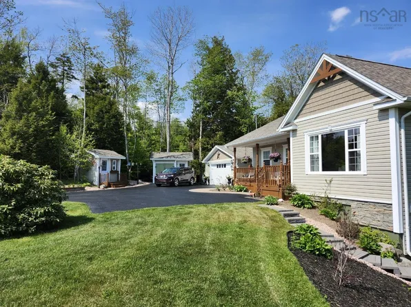 377 Laurel Ridge Dr, Beaver Bank, NS B4G 1H7