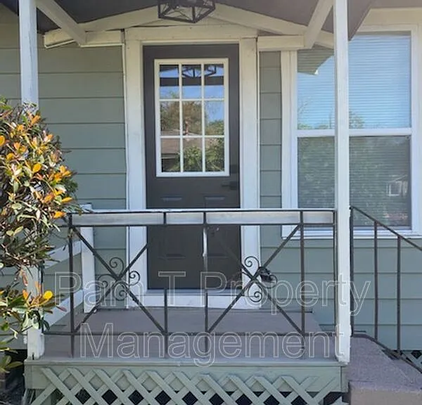 16 Helmken St — Photo 1