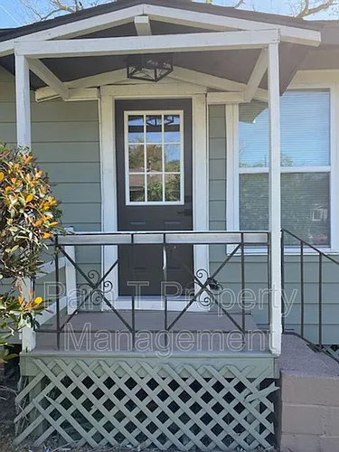 16 Helmken St Photo 1