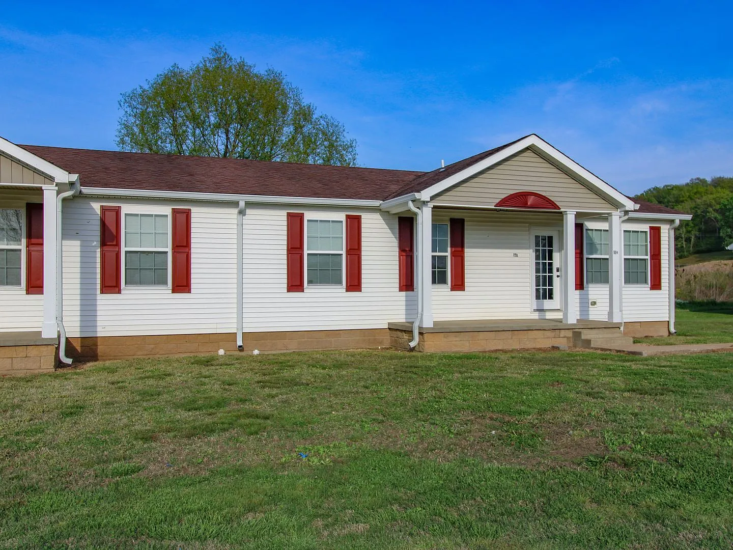 Charming 3BR/2BA Duplex Close to Shopping & Schools — Photo 3