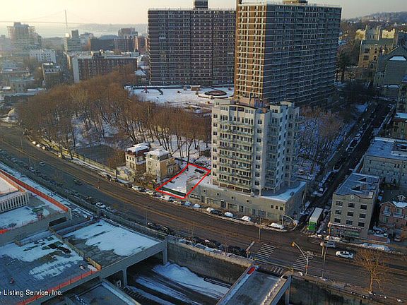 4th image of 208 Richmond Ter