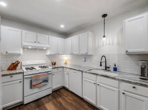 9750 Gulfstream Dr, Conroe, TX 77303