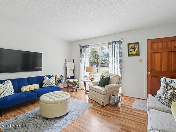 3rd image of 414 Pine Ct