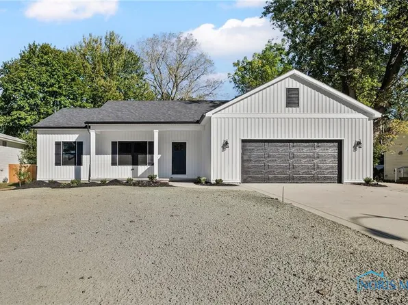 6715 Oak Brook Dr, Whitehouse, OH 43571