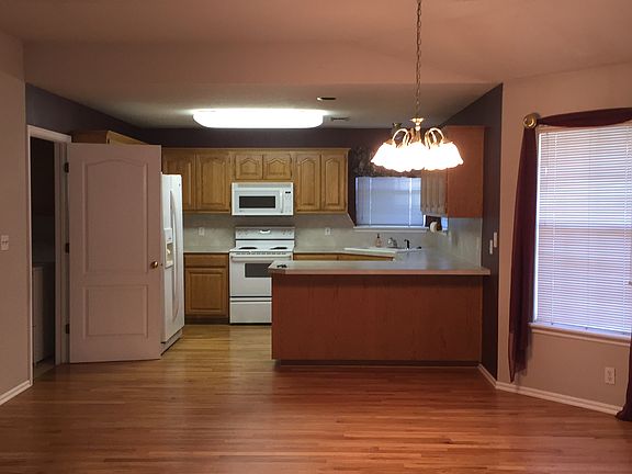 5th image of 512 S Gravitt St