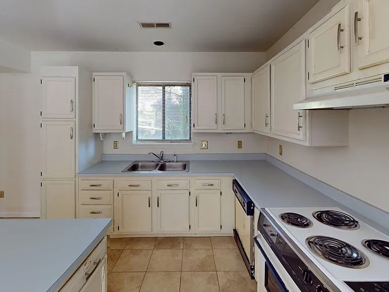 1297 Timberbranch Ct — Photo 3
