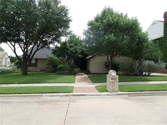 2nd image of 1305 Woodlake Dr
