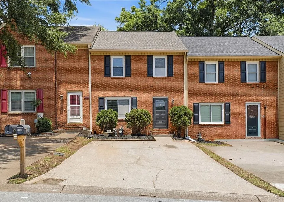 1100 Westfield Trce SE