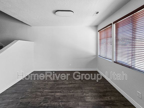 5th image of 1538 W Kingsbury Ln