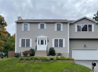 26 Hunters Crossing Dr, Coventry, RI 02816