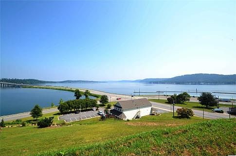 4th image of 6 Harbor Pointe Dr
