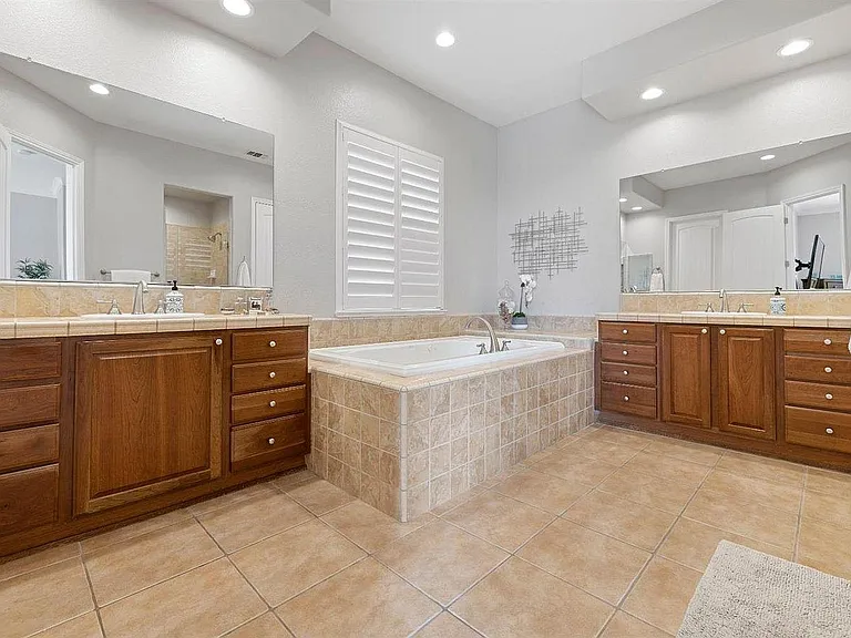 4930 Village Green Dr — Photo 25