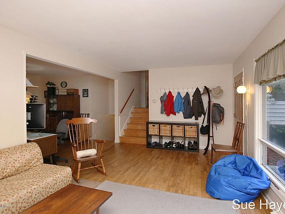 4th image of 313 Roosevelt Ave