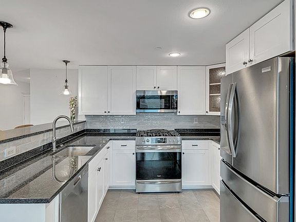 4th image of 700 Grove St APT 6K