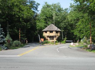 156 Leatherstocking Ln, Pocono Pines, PA 18350