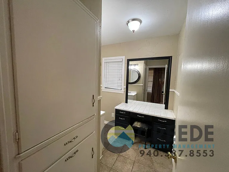 611 E University Dr — Photo 16