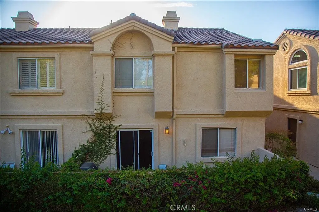 2 bed, 2.5 bath, 1048 sqft, $3,200 — Photo 4