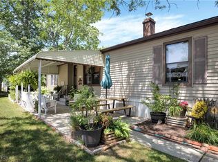 3 Dogwood Ln, Olmsted Falls, OH 44138