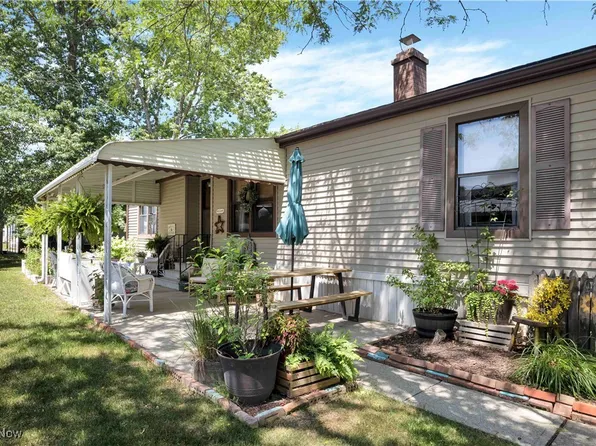 3 Dogwood Ln, Olmsted Falls, OH 44138