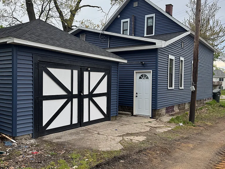 Irwin Ave — Photo 2