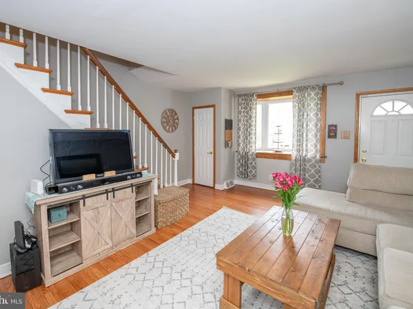 2027 Fuller St, Philadelphia, PA 19152