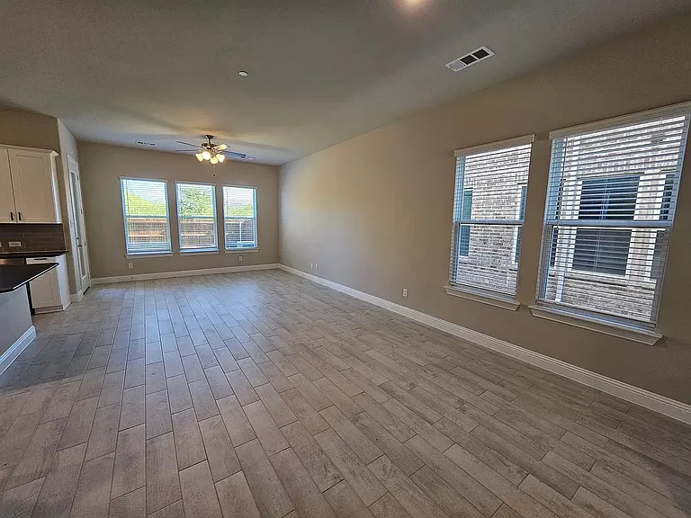 549 Hutchinson Ln — Photo 17