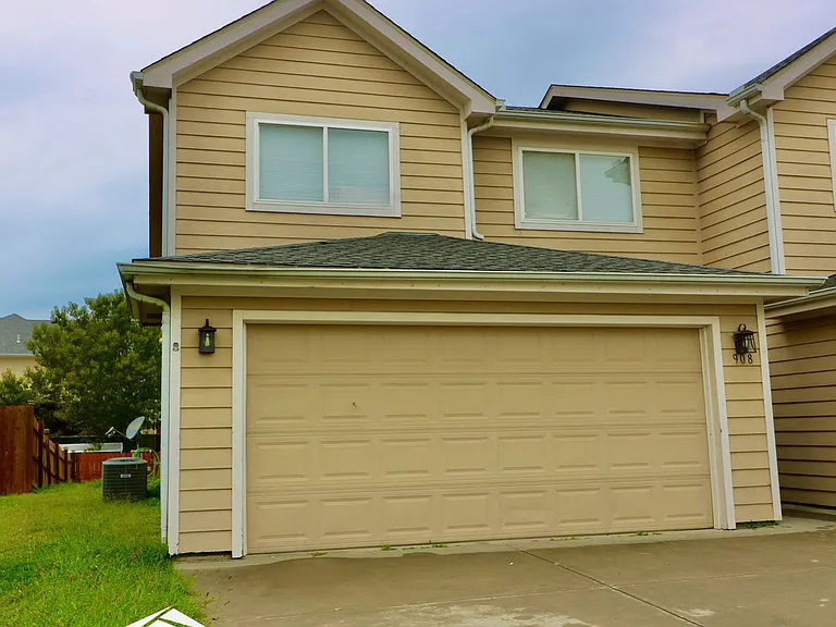 908-910 Jackalope Ct — Photo 1