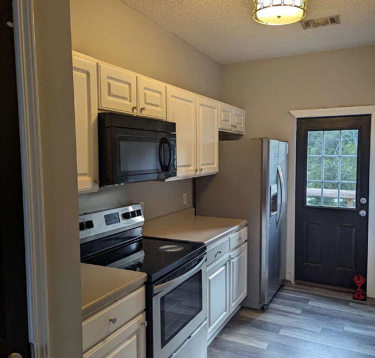 3 bed, 3.0 bath, 1470 sqft, $1,450 — Photo 2