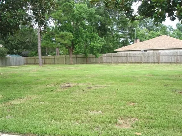 303 Castlelake Dr, Friendswood, TX 77546