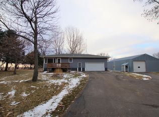 1964 E Country Ln, Aberdeen, SD 57401