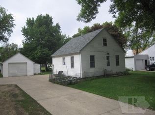 131 3rd St SW, Hull, IA 51250