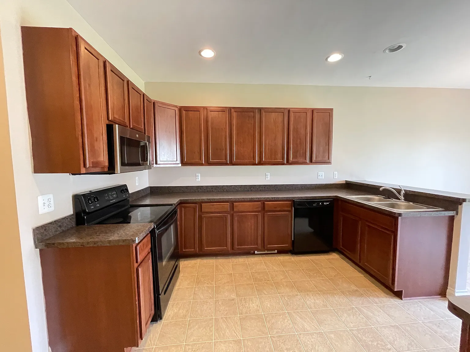 3 bed, 2.5 bath, 1767 sqft, $2,300 — Photo 4